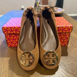 Tory Burch Women’s Reva Ballet Flats in Brown Suede. Size: 5.5